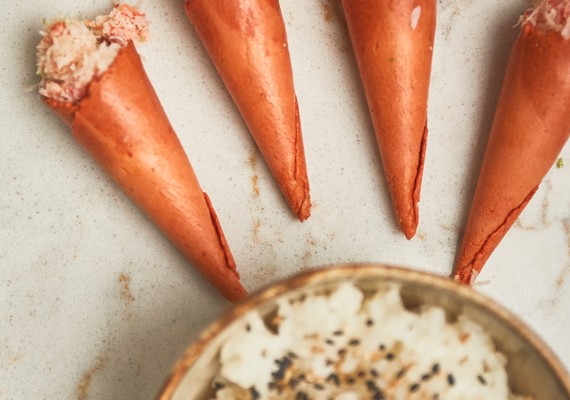 4 cones recheados e um prato com arroz temperado com sesamo